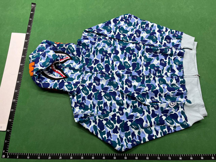 Zdjęcie QC 3 z 5 — BAPE Shark Hoodie Full-Zip Camo Sweatshirt