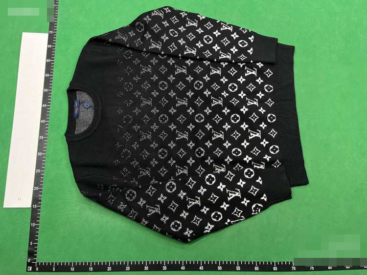 Zdjęcie QC 2 z 2 — Prada Milano Logo Knit Sweater, Gucci GG Supreme Knit Sweater, Louis Vuitton Monogram Knit Sweater