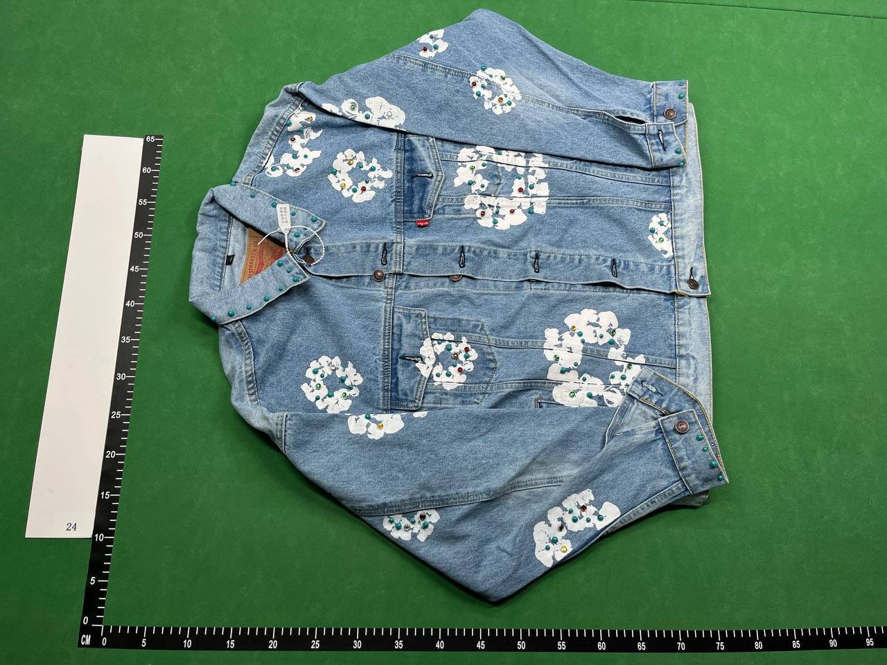 Zdjęcie QC 1 z 1 — Denim Jacket with White Floral Print