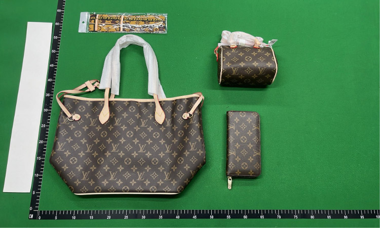 Zdjęcie QC 4 z 7 — Louis Vuitton Neverfull Tote & Pochette Accessoires Bag Sets in Monogram and Empreinte Leather