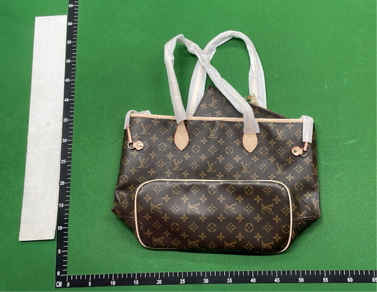 Zdjęcie QC 2 z 7 — Louis Vuitton Neverfull Tote & Pochette Accessoires Bag Sets in Monogram and Empreinte Leather