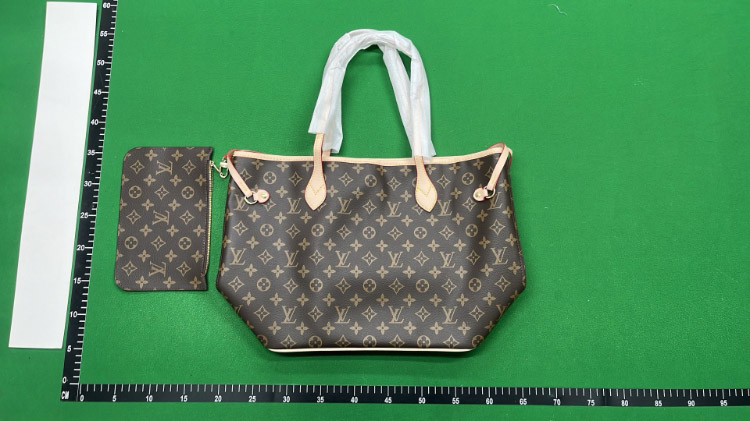 Zdjęcie QC 7 z 7 — Louis Vuitton Neverfull Tote & Pochette Accessoires Bag Sets in Monogram and Empreinte Leather