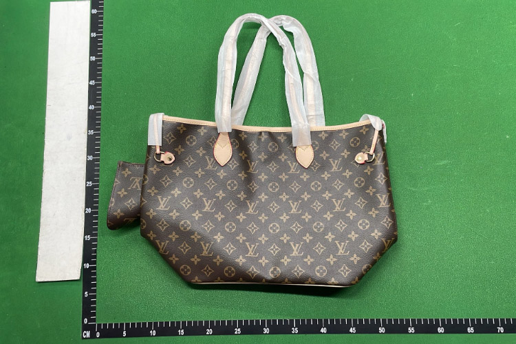 Zdjęcie QC 6 z 7 — Louis Vuitton Neverfull Tote & Pochette Accessoires Bag Sets in Monogram and Empreinte Leather
