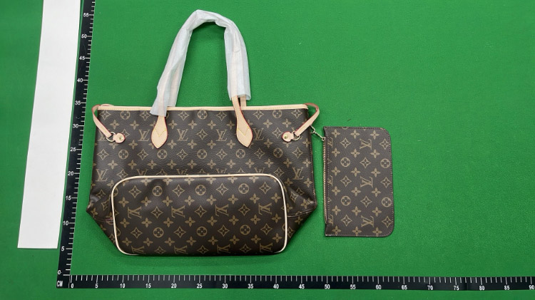 Zdjęcie QC 3 z 7 — Louis Vuitton Neverfull Tote & Pochette Accessoires Bag Sets in Monogram and Empreinte Leather