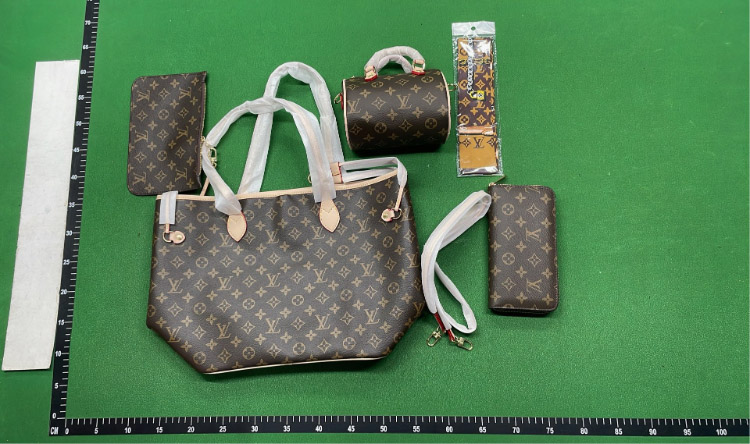 Zdjęcie QC 5 z 7 — Louis Vuitton Neverfull Tote & Pochette Accessoires Bag Sets in Monogram and Empreinte Leather