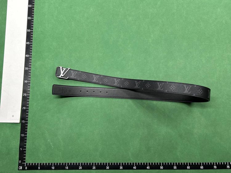 Zdjęcie QC 4 z 4 — Louis Vuitton LV Initiales Belt [40 styles]