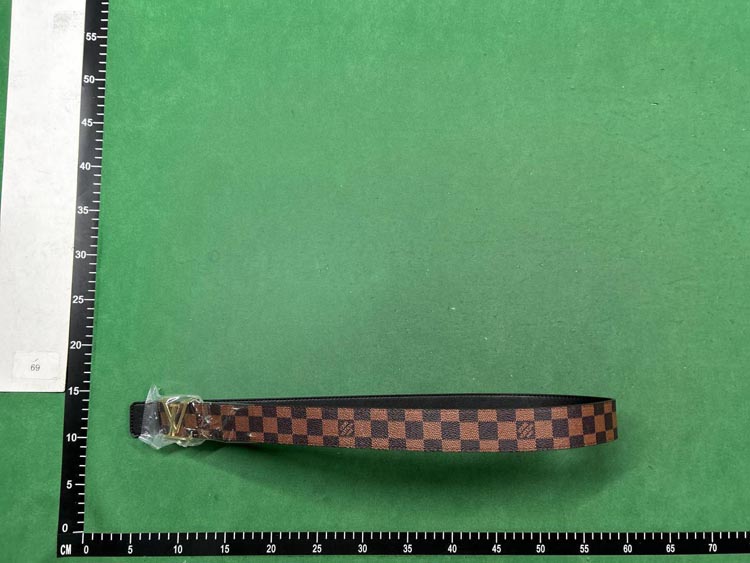 Zdjęcie QC 2 z 4 — Louis Vuitton LV Initiales Belt [40 styles]