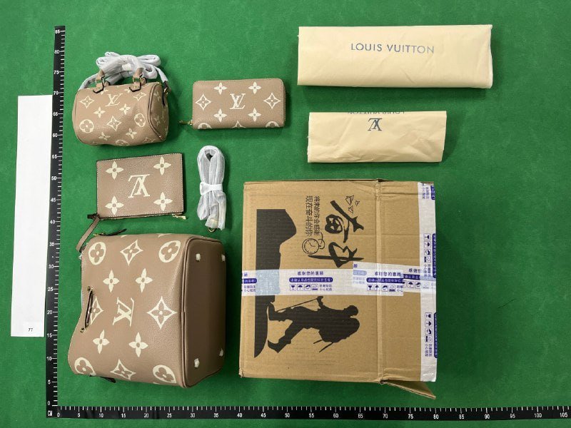 Zdjęcie QC 1 z 1 — Louis Vuitton Monogram Canvas Belt Bag / Crossbody Bag [28 styles]