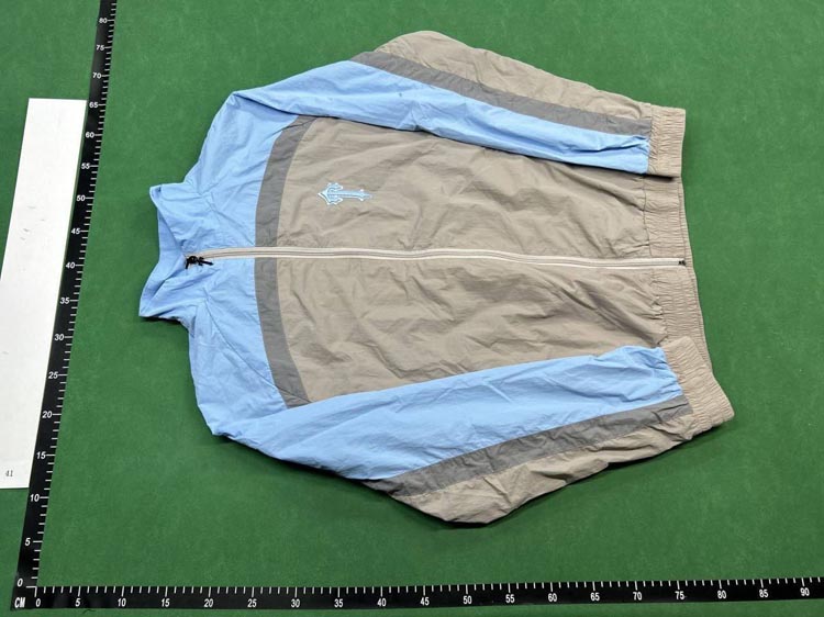 Zdjęcie QC 1 z 4 — Thom Browne Shield Logo Windbreaker Jacket
