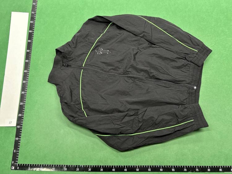 Zdjęcie QC 4 z 4 — Thom Browne Shield Logo Windbreaker Jacket