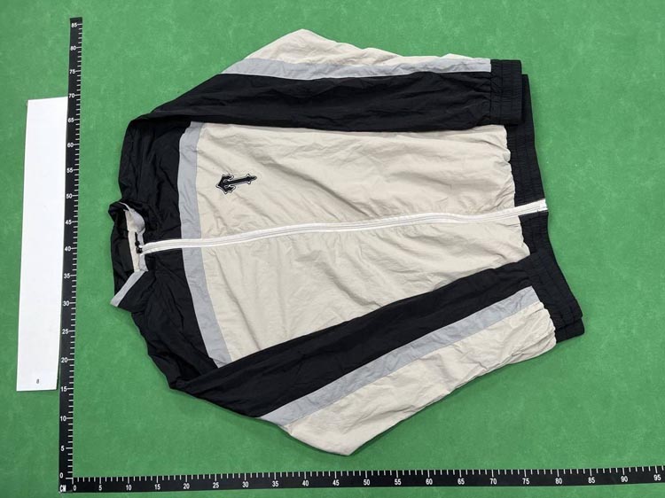 Zdjęcie QC 2 z 4 — Thom Browne Shield Logo Windbreaker Jacket