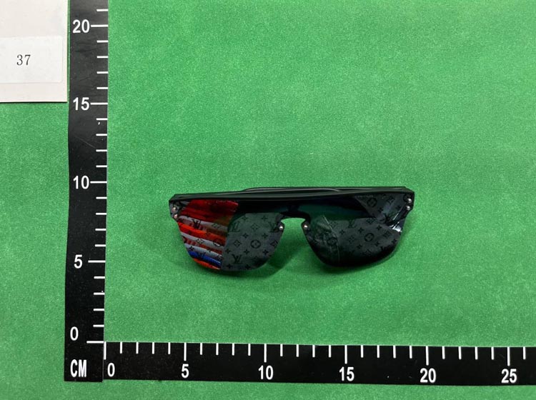 Zdjęcie QC 4 z 4 — Louis Vuitton Monogram Shield Sunglasses [3 styles]