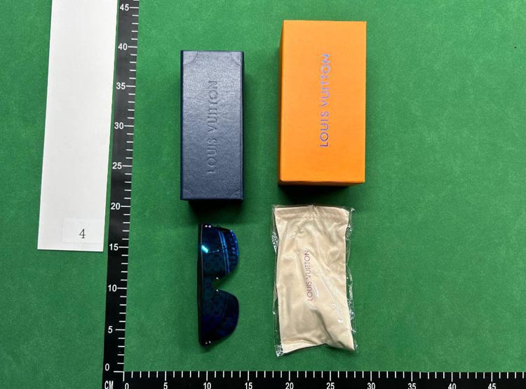 Zdjęcie QC 1 z 4 — Louis Vuitton Monogram Shield Sunglasses [3 styles]