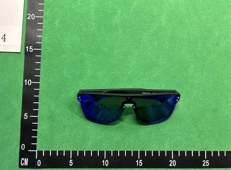 Zdjęcie QC 2 z 4 — Louis Vuitton Monogram Shield Sunglasses [3 styles]