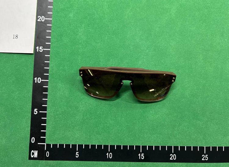 Zdjęcie QC 3 z 4 — Louis Vuitton Monogram Shield Sunglasses [3 styles]