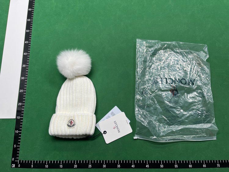 Zdjęcie QC 2 z 4 — Moncler Maya Ribbed Knit Beanie with Fur Pom-Pom [39 styles]
