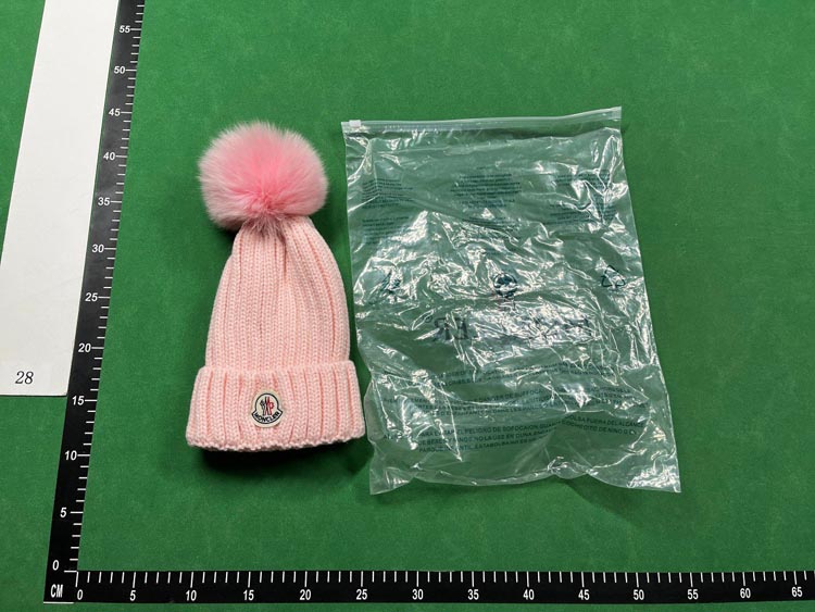 Zdjęcie QC 4 z 4 — Moncler Maya Ribbed Knit Beanie with Fur Pom-Pom [39 styles]