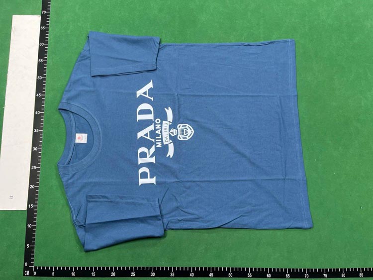Zdjęcie QC 2 z 4 — Prada Triangle Logo & Tiger Print T-Shirts and Short-Sleeve Shirts [38 styles]