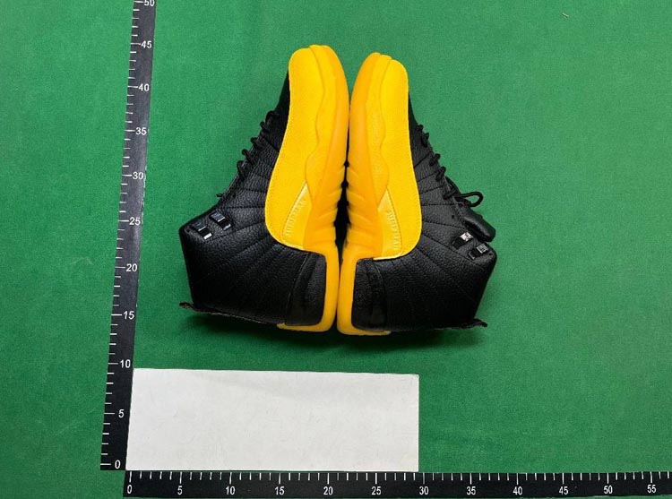 Zdjęcie QC 4 z 4 — Jordan 12 Retro Sneakers