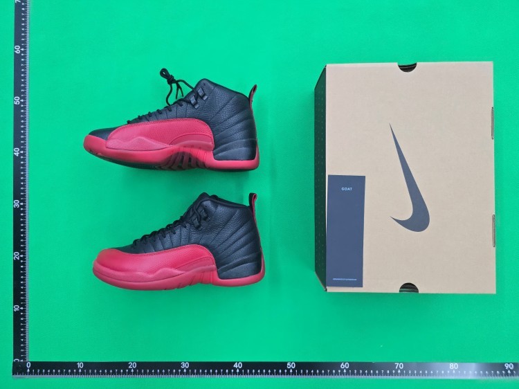 Zdjęcie QC 1 z 4 — Jordan 12 Retro Sneakers