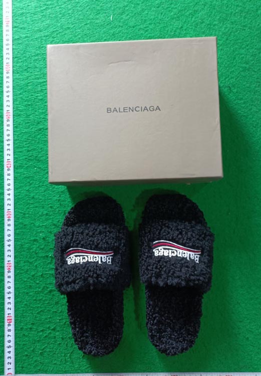 Zdjęcie QC 1 z 3 — Balenciaga Fuzzy Slide Slippers [6 styles]