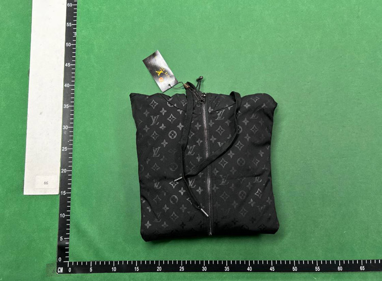 Zdjęcie QC 3 z 3 — Louis Vuitton Monogram Eclipse Hooded Windbreaker Jacket [5 styles]