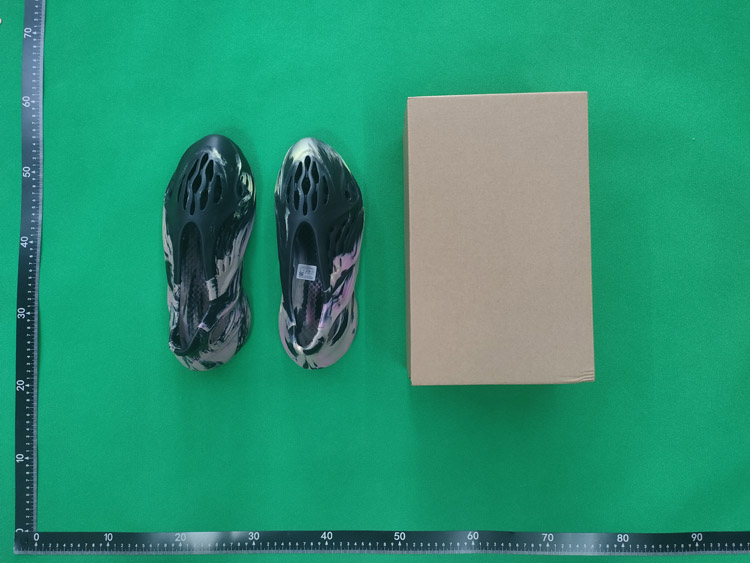 Zdjęcie QC 2 z 2 — Adidas Yeezy Slide SDCC0511LNB [13 styles]