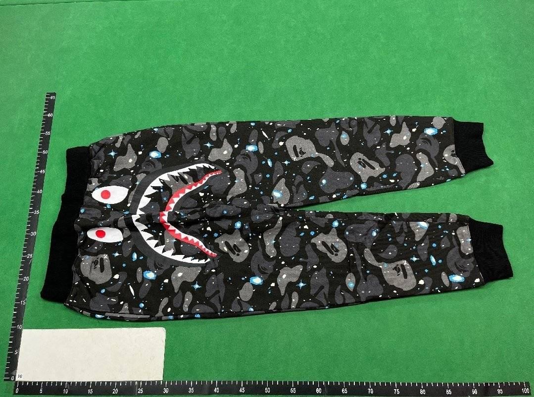 Zdjęcie QC 1 z 1 — BAPE Shark Camo Jogger Pants [16 styles]