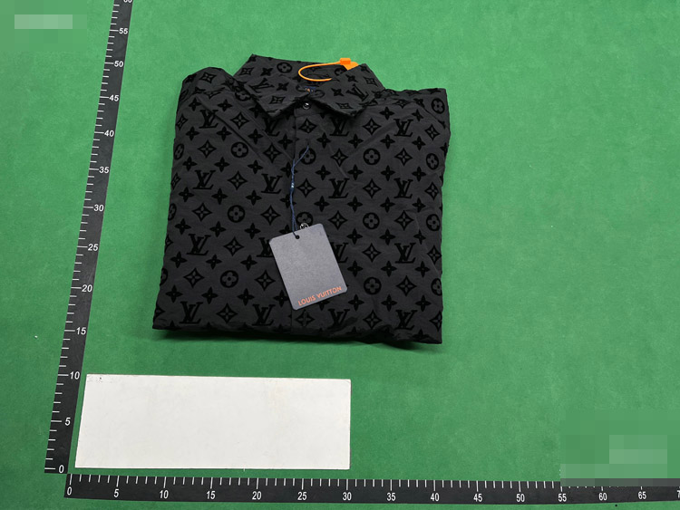 Zdjęcie QC 1 z 2 — Louis Vuitton Monogram Silk Shirt