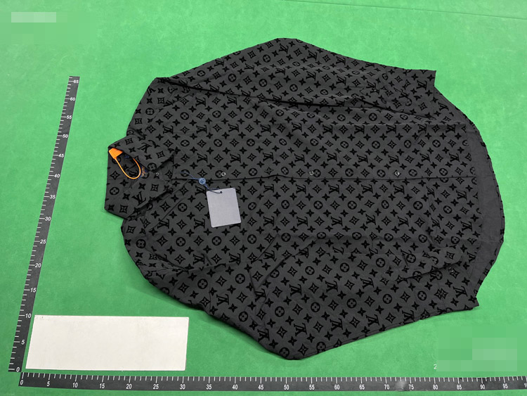 Zdjęcie QC 2 z 2 — Louis Vuitton Monogram Silk Shirt