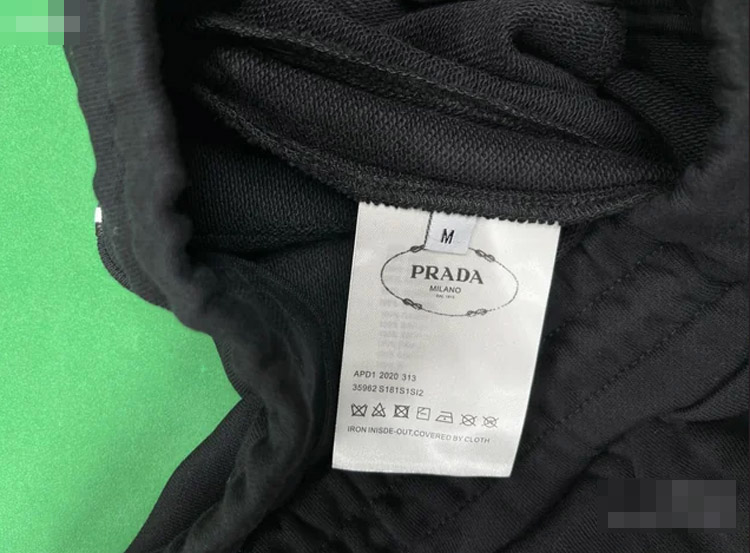 Zdjęcie QC 2 z 4 — Prada Logo-Print Drawstring Shorts [31 styles]