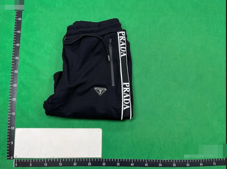 Zdjęcie QC 3 z 4 — Prada Logo-Print Drawstring Shorts [31 styles]