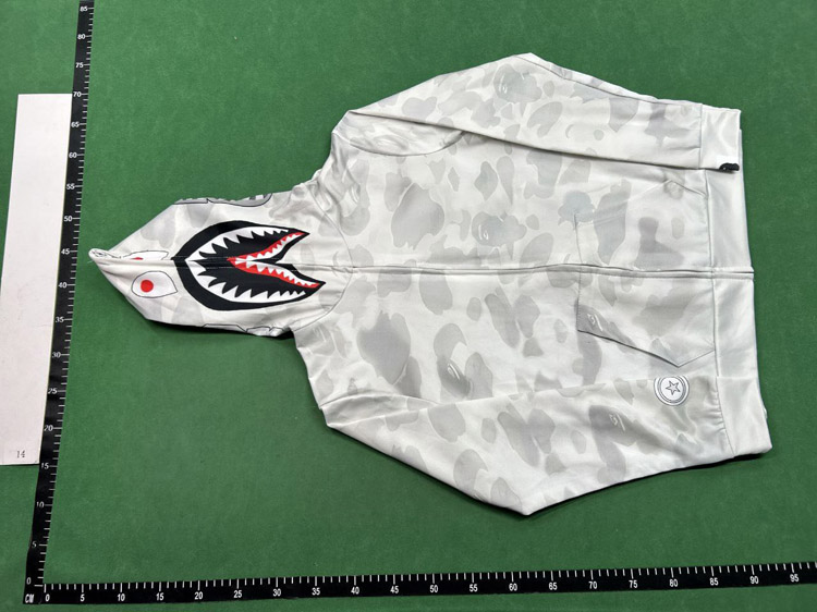 Zdjęcie QC 3 z 4 — A BATHING APE ABC Camo Shark Hooded Zip-Up Jacket