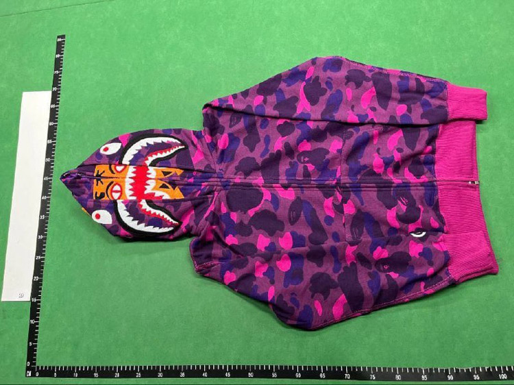 Zdjęcie QC 4 z 4 — A BATHING APE ABC Camo Shark Hooded Zip-Up Jacket