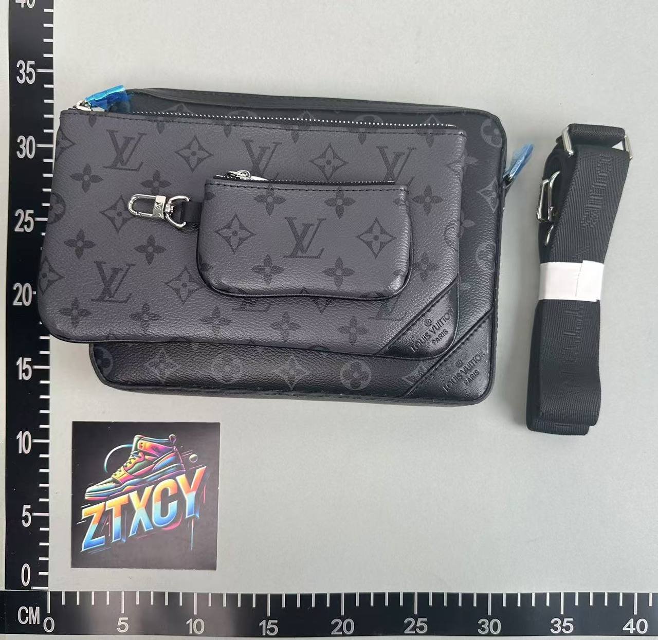Zdjęcie QC 1 z 1 — Louis Vuitton Monogram Eclipse Messenger Bag