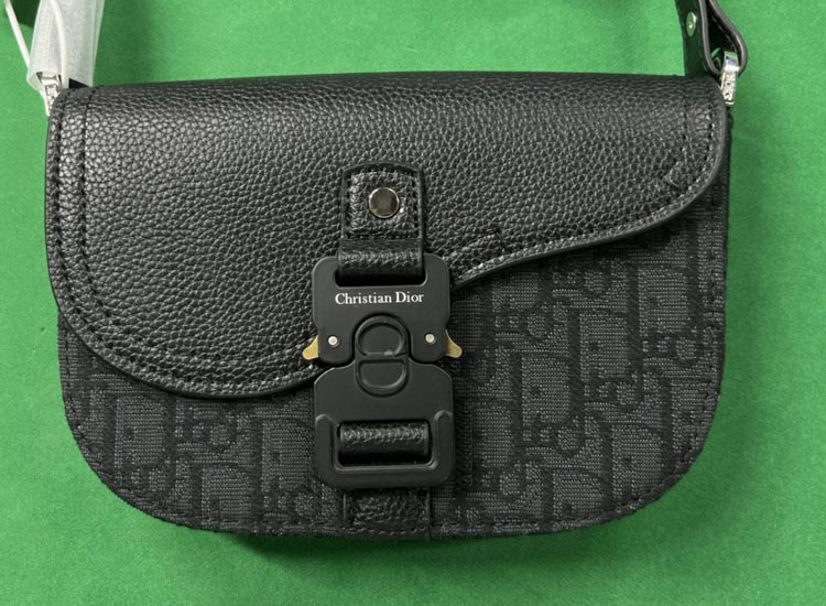 Zdjęcie QC 1 z 4 — Dior Oblique Saddle Bag / Messenger Bag / Crossbody Bag [40 styles]