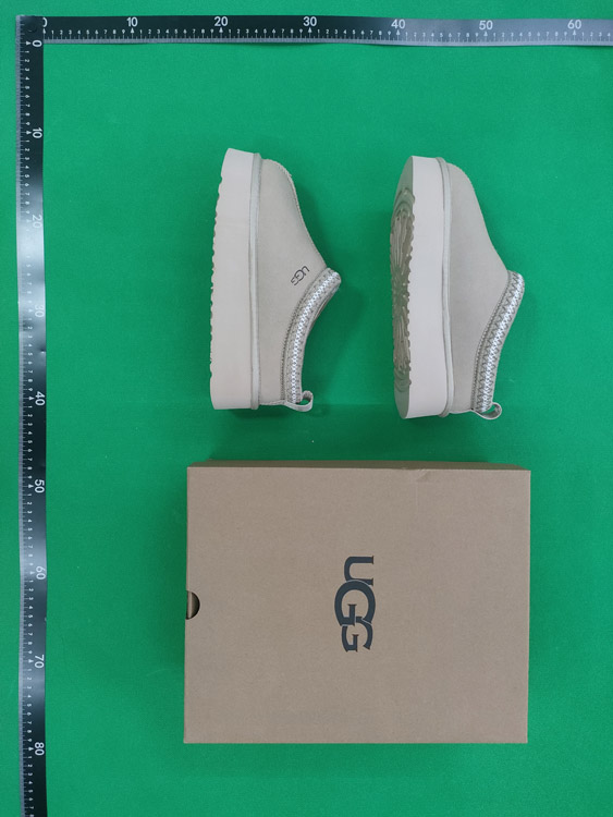 Zdjęcie QC 1 z 2 — UGG Classic Mini Bailey Button Boots [26 styles]
