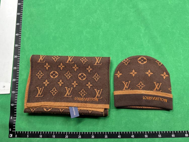 Zdjęcie QC 2 z 3 — Louis Vuitton Damier Azur Knit Scarf and Beanie Set [22 styles]