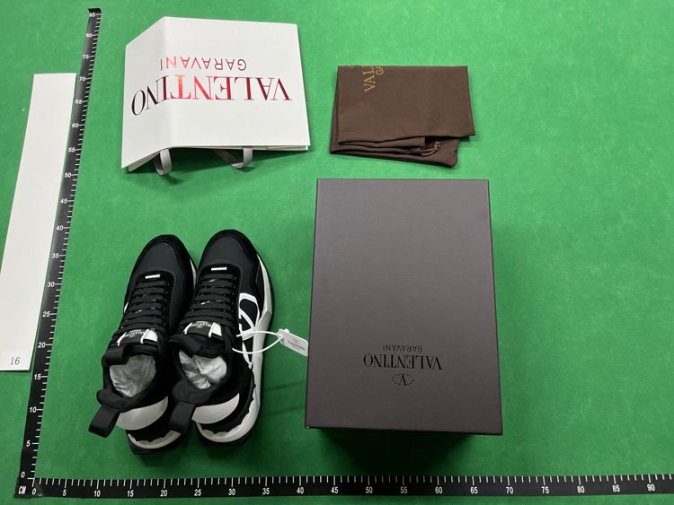 Zdjęcie QC 4 z 4 — Valentino Garavani VLOGO Sneakers [9 styles]