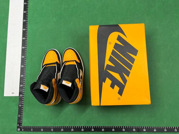 Zdjęcie QC 3 z 3 — Nike Air Jordan 1 High Sneakers [31 styles]
