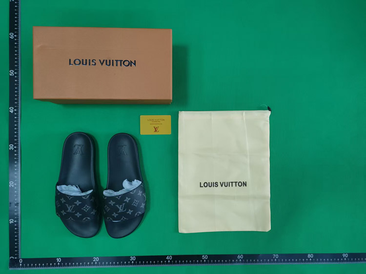 Zdjęcie QC 2 z 4 — Louis Vuitton Pool Slide Sandals [40 styles]