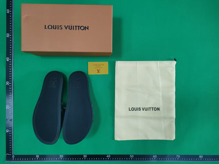 Zdjęcie QC 4 z 4 — Louis Vuitton Pool Slide Sandals [40 styles]