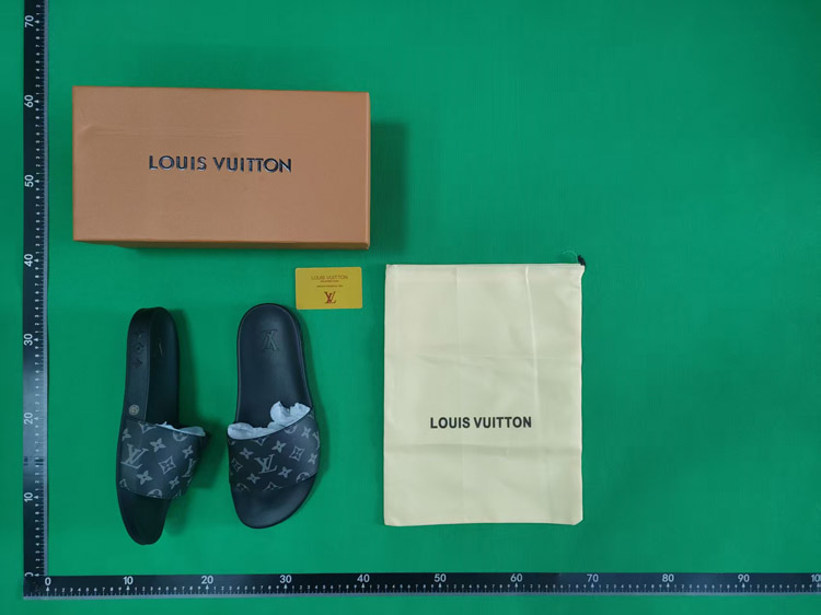 Zdjęcie QC 3 z 4 — Louis Vuitton Pool Slide Sandals [40 styles]