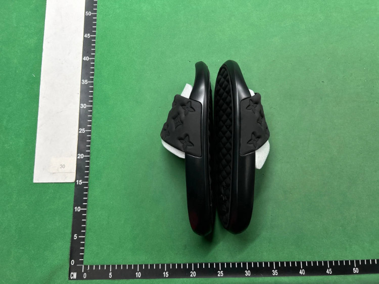 Zdjęcie QC 1 z 4 — Louis Vuitton Pool Slide Sandals [40 styles]