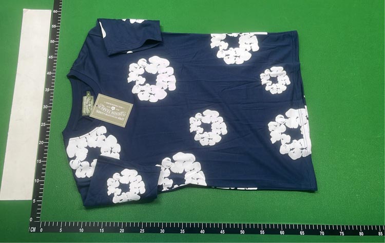 Zdjęcie QC 1 z 4 — Comme des Garçons PLAY Scrunchie-Print T-Shirt/Shorts Set [24 styles]