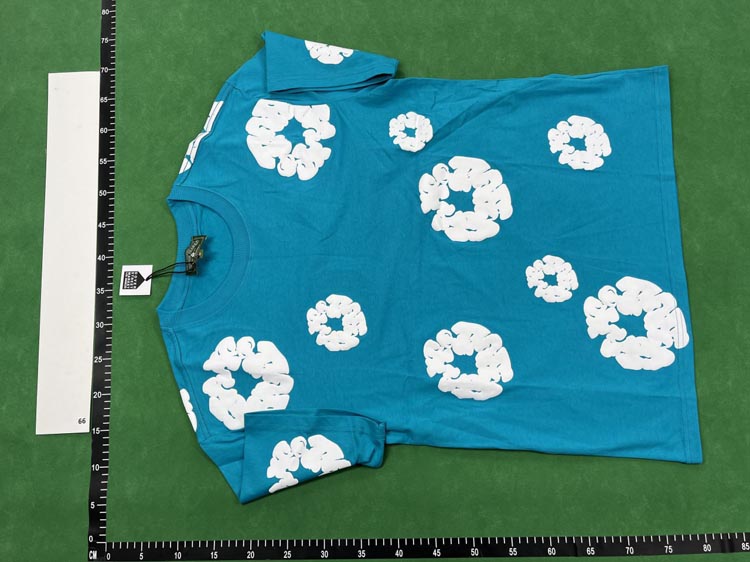 Zdjęcie QC 3 z 4 — Comme des Garçons PLAY Scrunchie-Print T-Shirt/Shorts Set [24 styles]