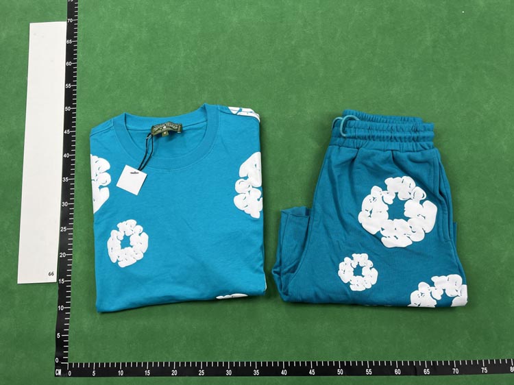 Zdjęcie QC 2 z 4 — Comme des Garçons PLAY Scrunchie-Print T-Shirt/Shorts Set [24 styles]