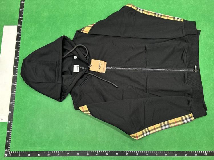 Zdjęcie QC 4 z 4 — Burberry Classic Logo Hoodies & Zip-Up Sweatshirts [40 styles]