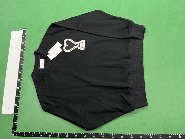 Zdjęcie QC 2 z 4 — Ami Paris Heart Logo Long-Sleeve Sweatshirt [21 styles]