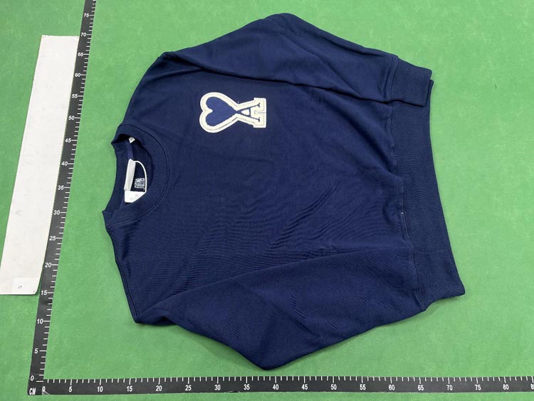 Zdjęcie QC 4 z 4 — Ami Paris Heart Logo Long-Sleeve Sweatshirt [21 styles]
